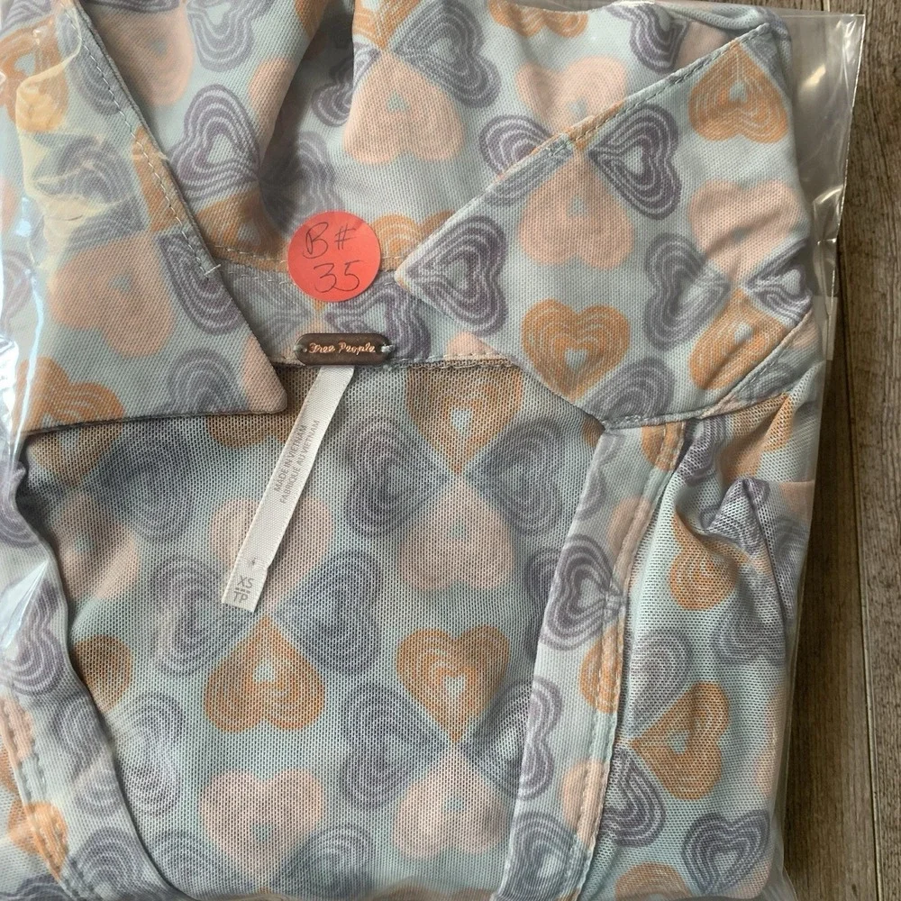 Free People Blouse Women Size XS Heart Print  Light Colors  Long‎ Sleeve